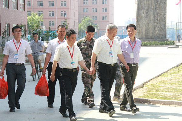 校领导亲切慰问加工捐赠图书的师生