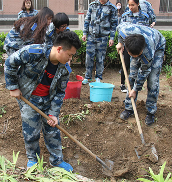 加强水系建设 构建美好校园 ——我校领导及师生共同参与校园水系建设活动