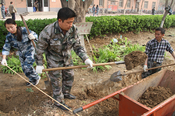 加强水系建设 构建美好校园 ——我校领导及师生共同参与校园水系建设活动