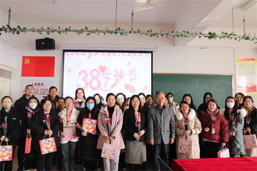 三八妇女节致敬外国语学院女教职员工
