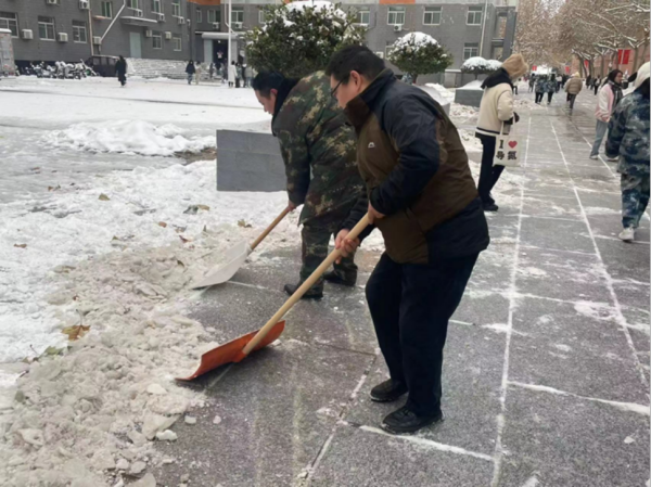 保定理工学院||管理学院||党员先锋在行动 清雪除冰传温情