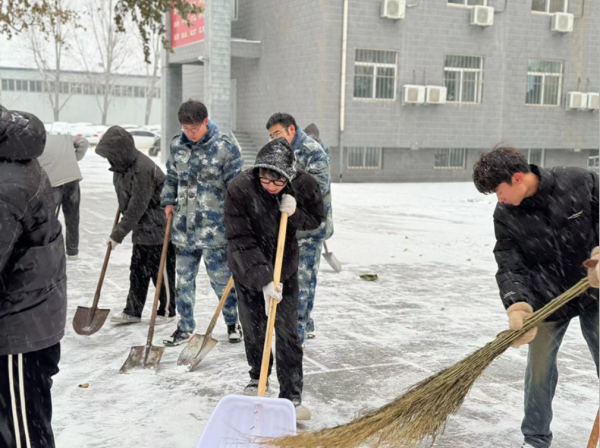 保定理工学院||管理学院||党员先锋在行动 清雪除冰传温情