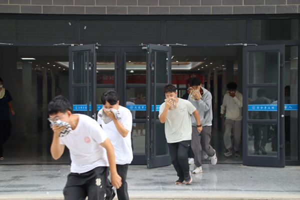 安全教育|保定理工学院|管理学院|消防演练筑防线，新生技能展风采