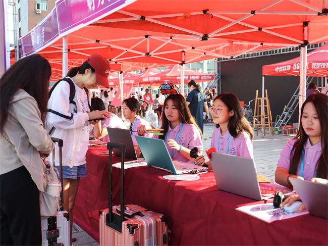 保定理工学院：以迎新之序承红色之魂 以青春之力迎阅兵之礼