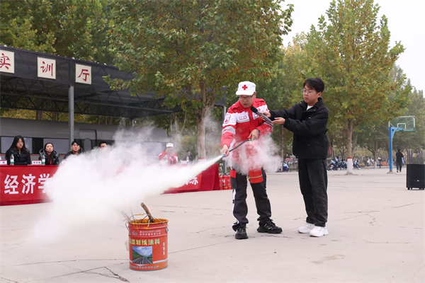 【火海砺行，安全筑基】经济学院联合康复医学院开展2025级新生消防逃生演练活动