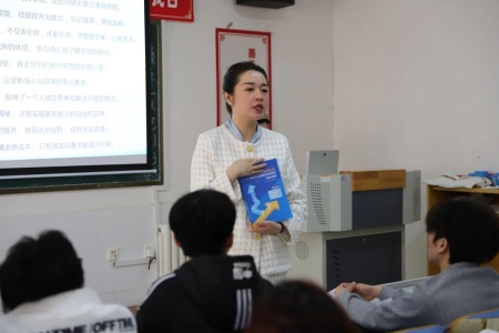 “奋斗青春，筑梦未来”——保定理工学院执行董事长王美新为我院学子讲授职业生涯规划课