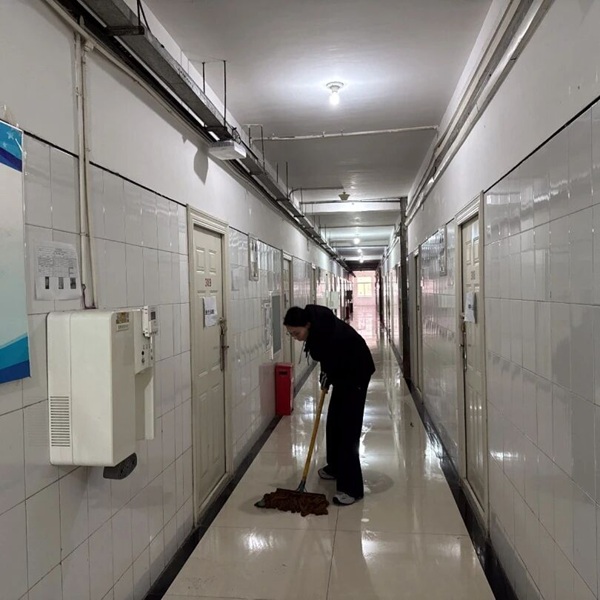 暖心服务|保定理工学院管理学院辅导员节后清扫楼道迎开学