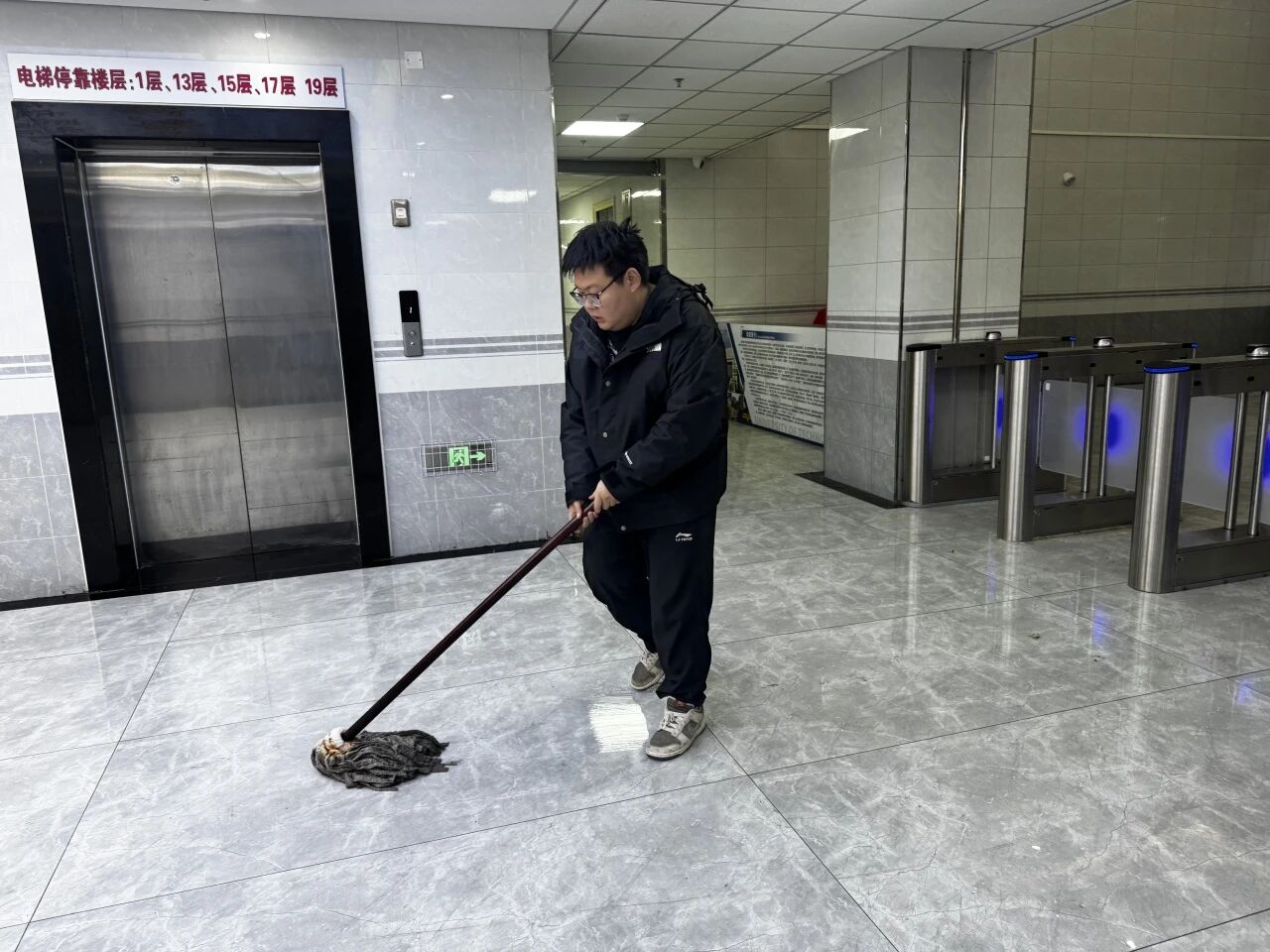 暖心服务|保定理工学院管理学院辅导员节后清扫楼道迎开学