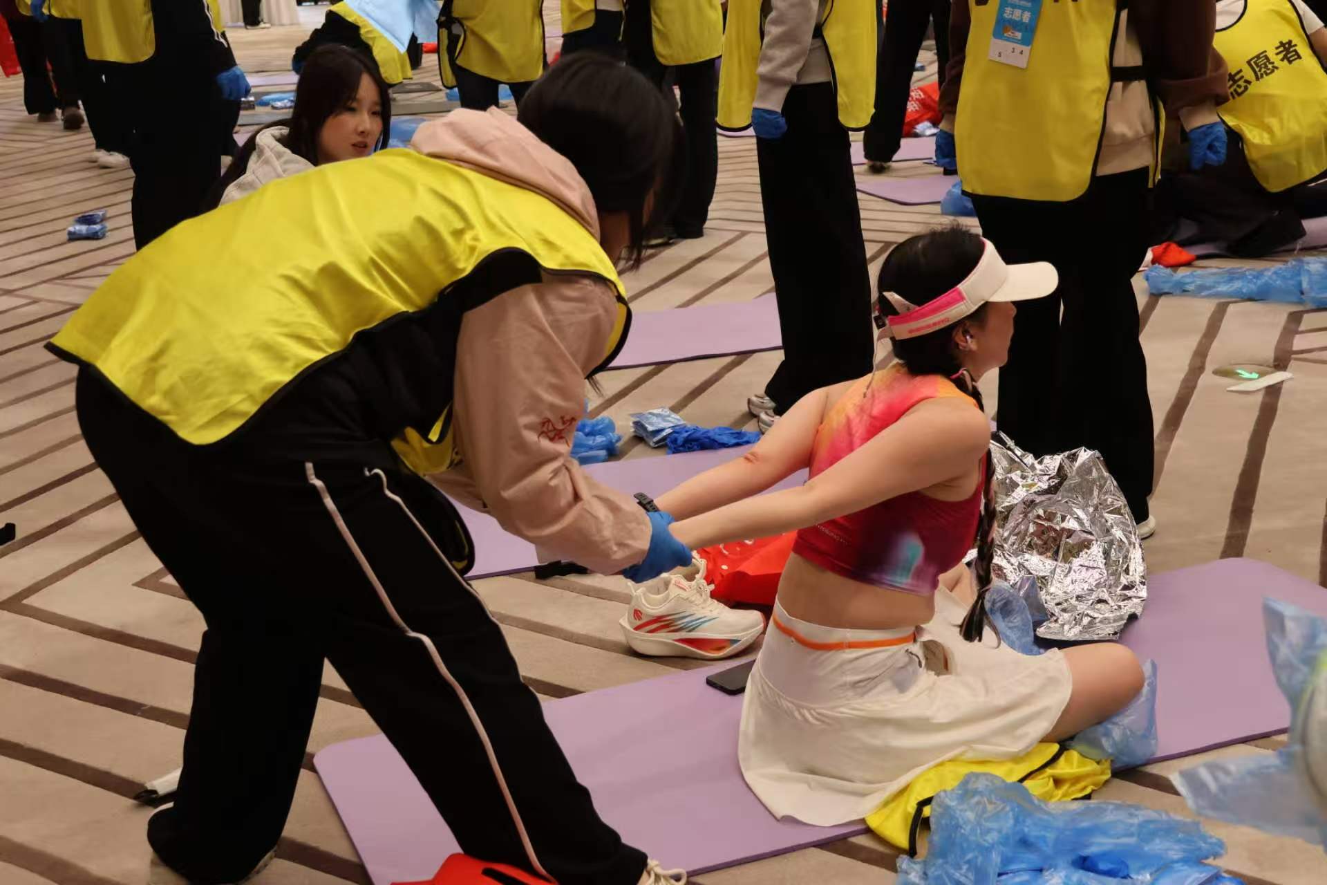 青春护航雄马，志愿温暖终点——经济学院雄安马拉松志愿服务实践活动圆满完成