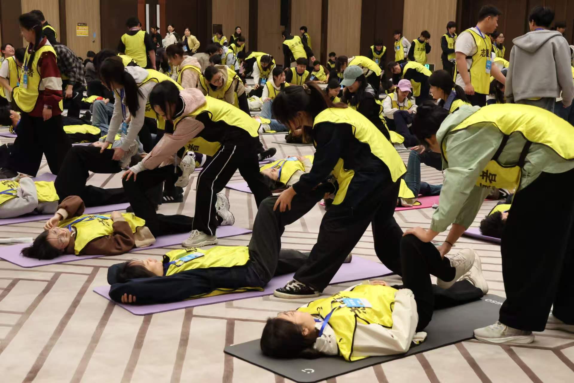 青春护航雄马，志愿温暖终点——经济学院雄安马拉松志愿服务实践活动圆满完成