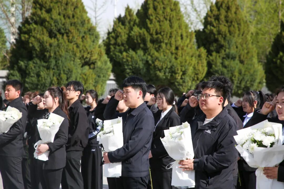 缅怀革命先烈·赓续红色血脉———我校团委开展清明祭扫暨“行走的思政课”爱国主义教育活动