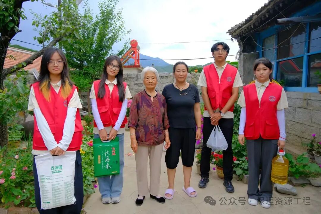 盛夏下乡暖人心！红马甲踏遍乡野，用青春温柔