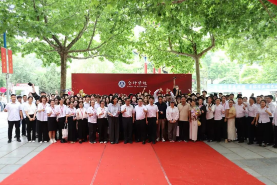 夏风送骊歌 青春正启航 ——会计学院2026届毕业典礼圆满落幕