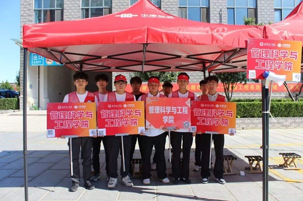 以服务为本 暖心迎接萌新｜保定理工学院管理科学与工程学院2026级迎新工作顺利开展