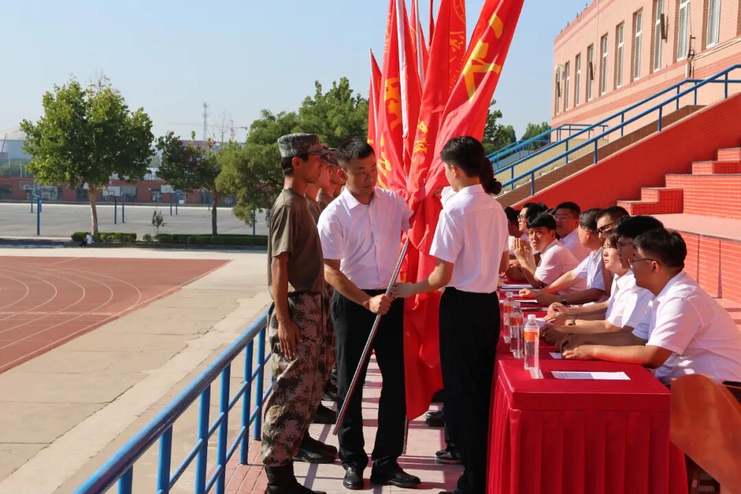 砺剑启新程，青春铸担当——经济学院2026级新生参加军训开营仪式