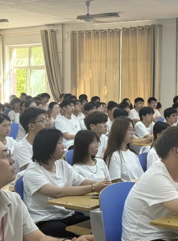 入学教育专题｜保定理工学院管理科学与工程学院开展2026级新生专业宣讲会