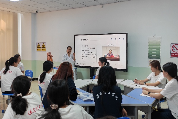 守·生命起点，筑母婴防线——康复医学院开展2026级助产学专业新生入学教育