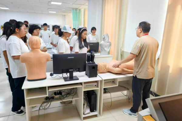 守·生命起点，筑母婴防线——康复医学院开展2026级助产学专业新生入学教育