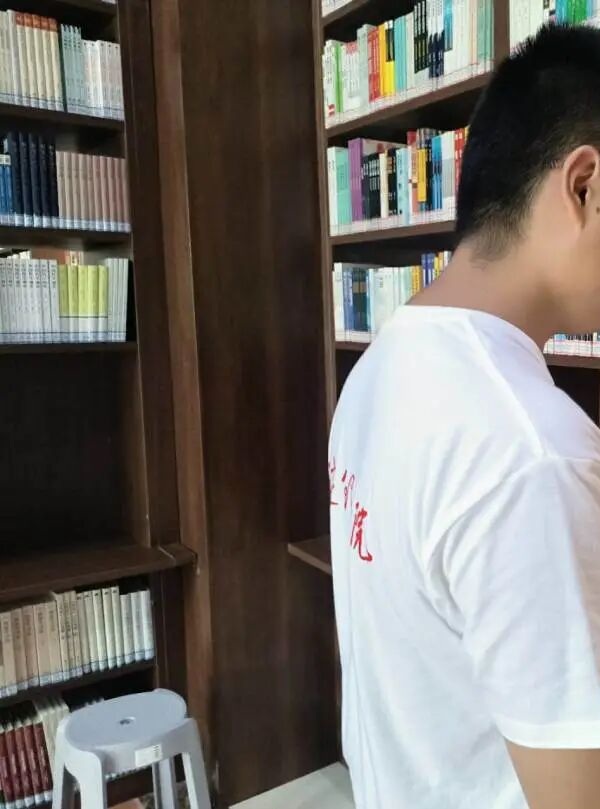 入学教育专题｜保定理工学院管理科学与工程学院开展2026级新生入馆教育