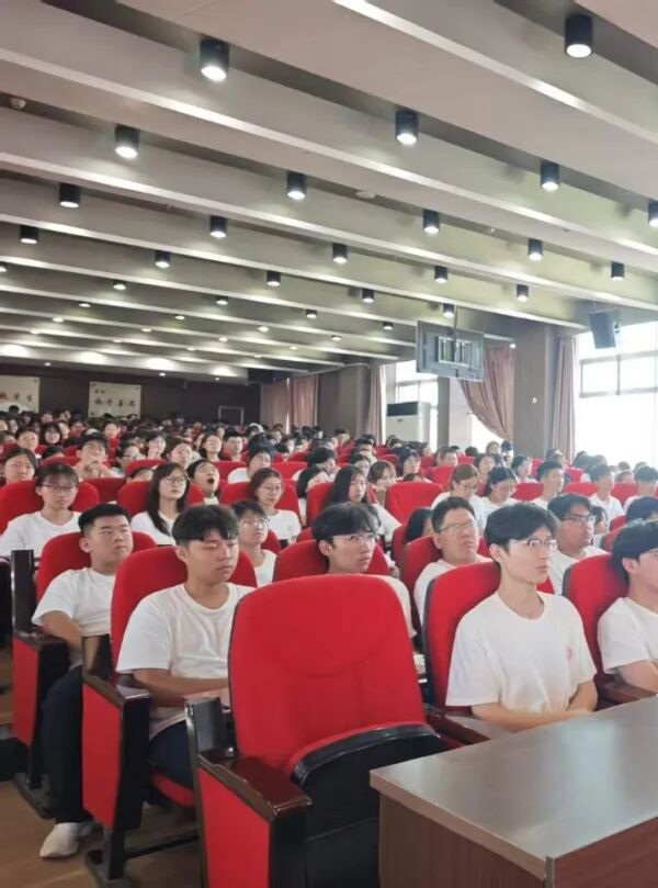 入学教育专题｜保定理工学院管理科学与工程学院举办2026级新生入学教育校友分享会