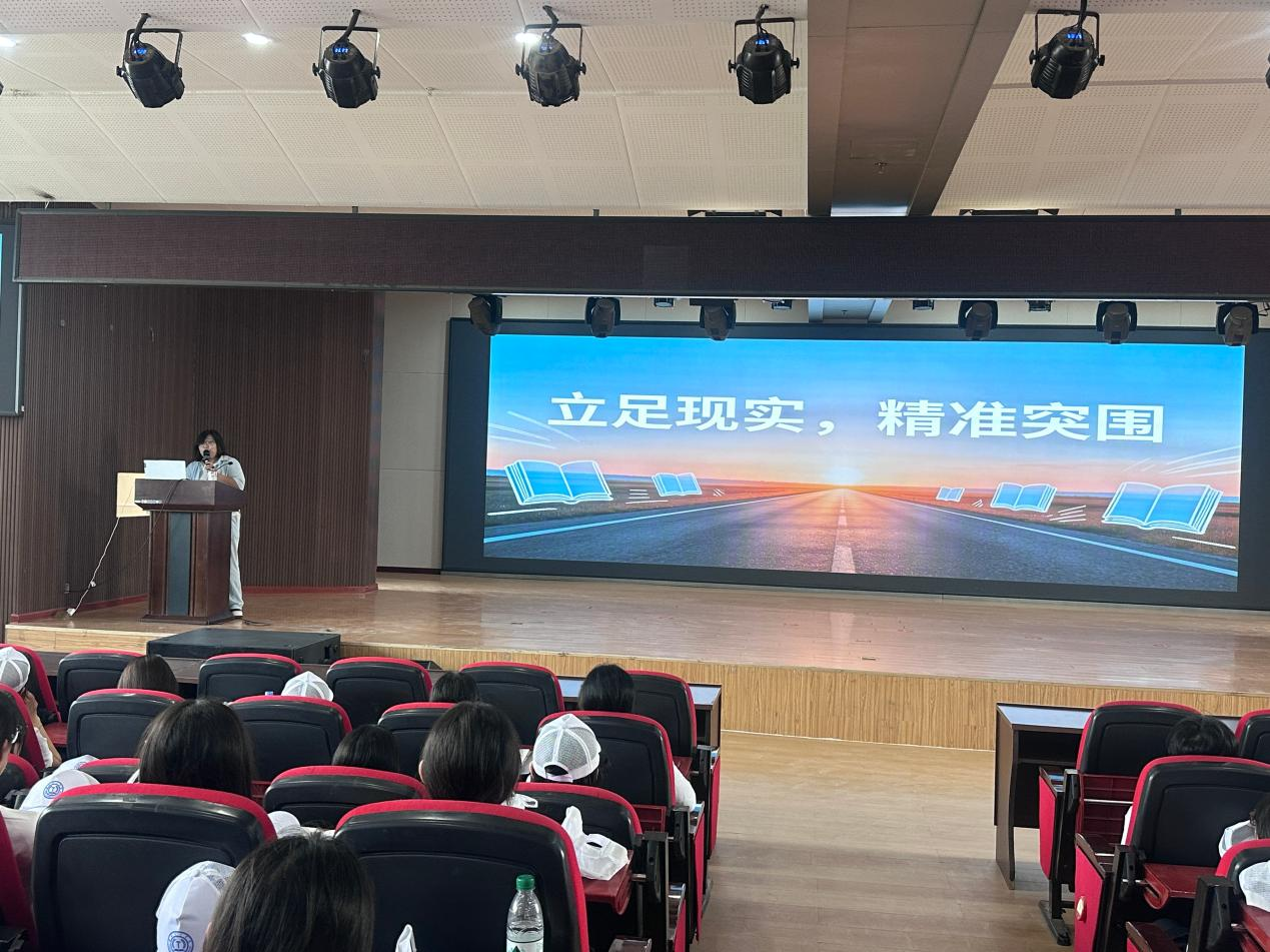 明路于足下 突围在今朝 ——小学教育专业举办新生成长规划专题讲座
