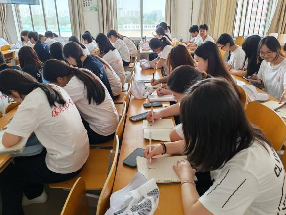 舒解心理压力，赋能青春成长——应用心理学专业新生心理健康专题讲座顺利举办