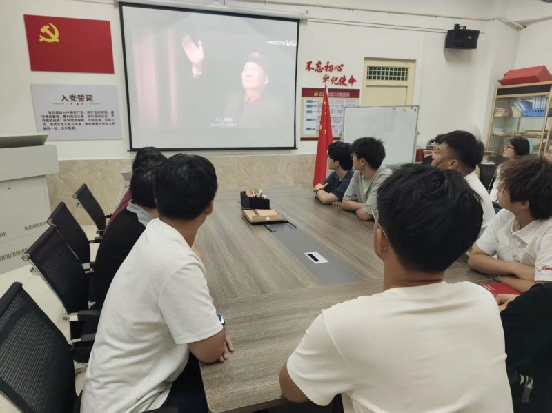 【追思伟人 赓续初心】信息科学与工程学院|红帜信使志愿者服务队开展缅怀毛泽东同志逝世50周年主题学习活动