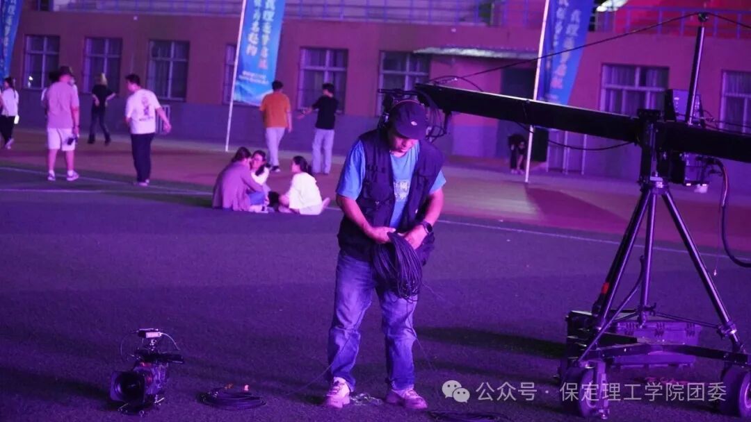 致敬幕后微光——聚光灯之外！是他们托举起整场青春盛典