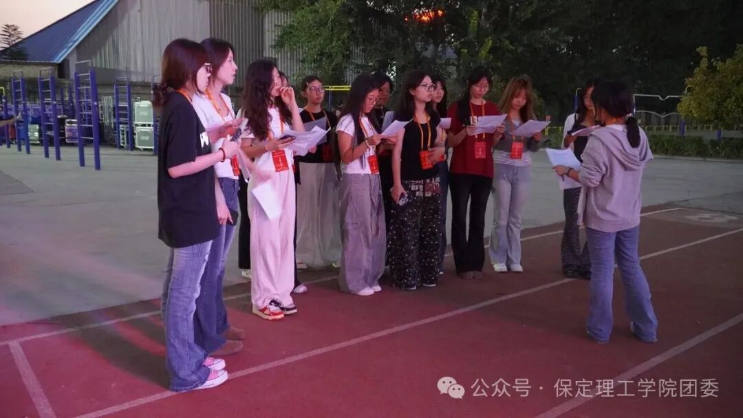 致敬幕后微光——聚光灯之外！是他们托举起整场青春盛典
