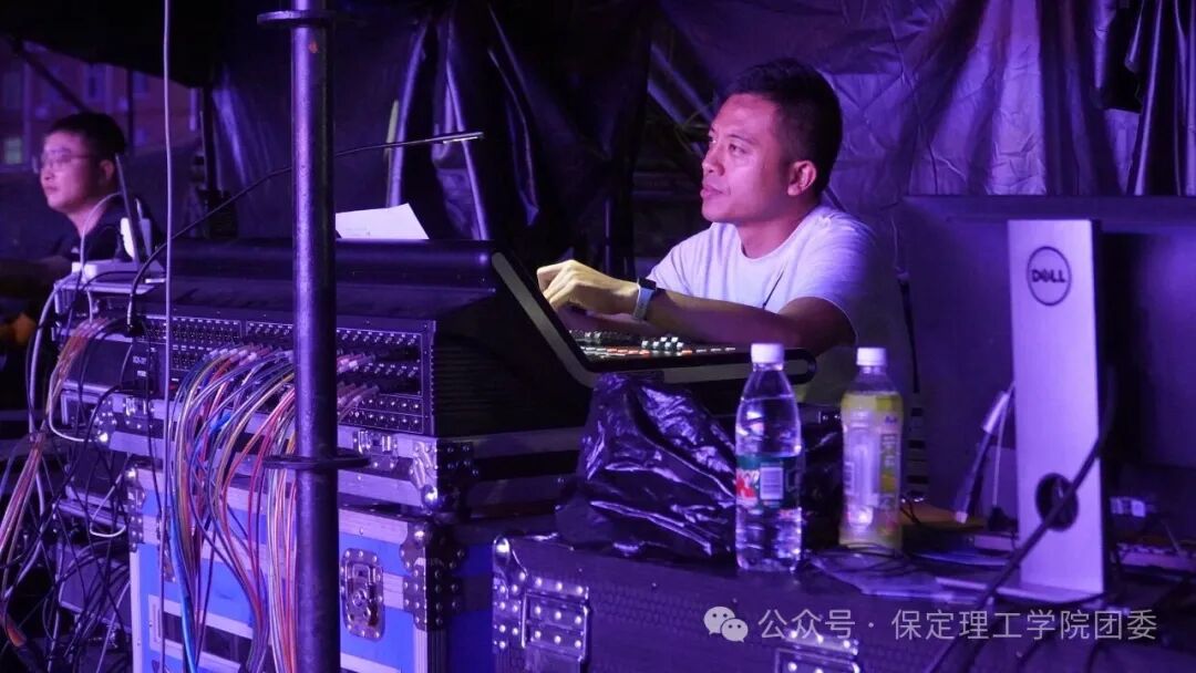致敬幕后微光——聚光灯之外！是他们托举起整场青春盛典