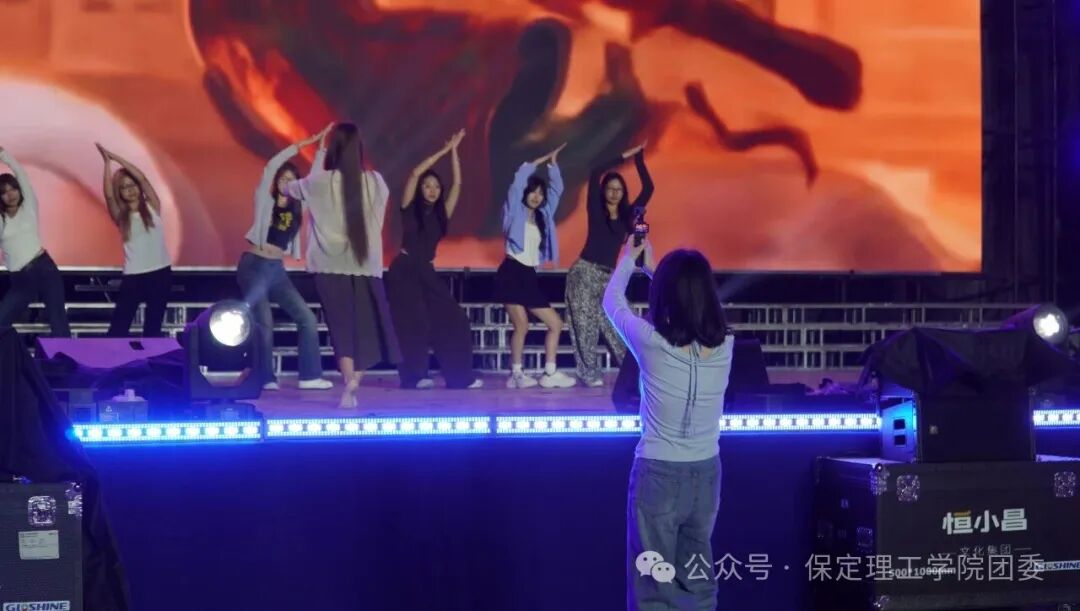 致敬幕后微光——聚光灯之外！是他们托举起整场青春盛典