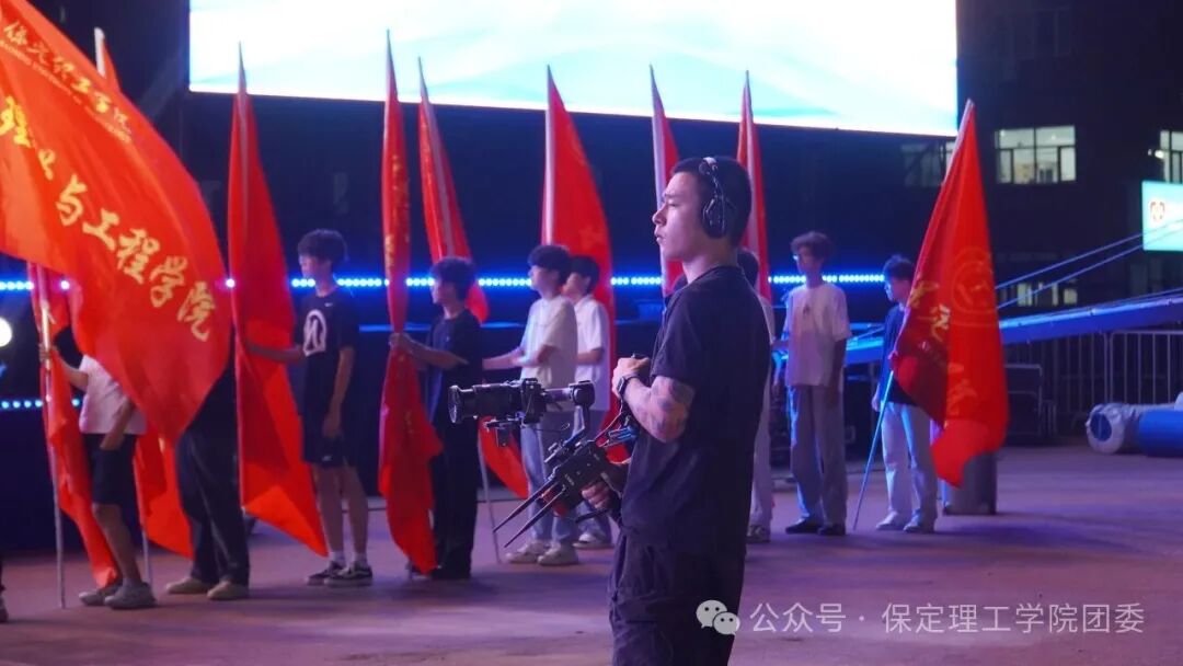 致敬幕后微光——聚光灯之外！是他们托举起整场青春盛典