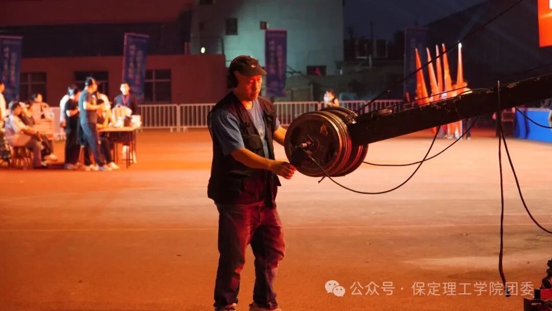 致敬幕后微光——聚光灯之外！是他们托举起整场青春盛典