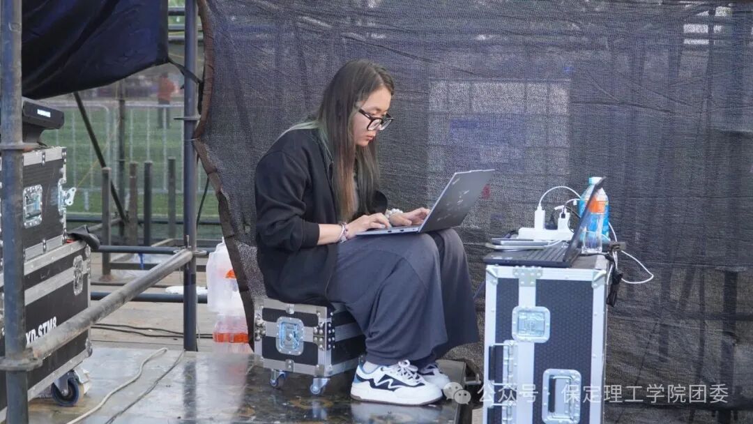 致敬幕后微光——聚光灯之外！是他们托举起整场青春盛典