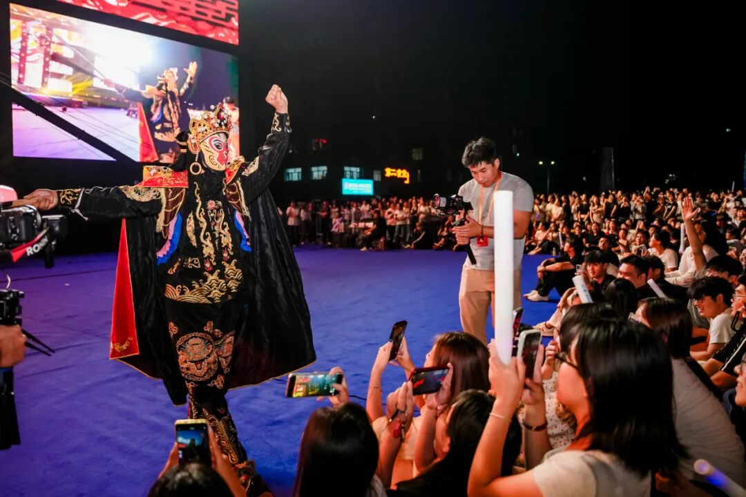 保定理工迎新狂欢夜——全场沸腾！这氛围，夯不夯？