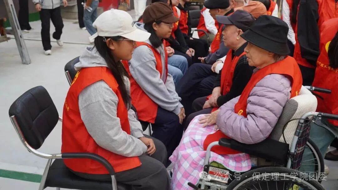 保定理工学院青年志愿者中心开展敬老公益志愿服务活动