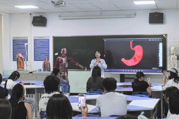 【跨院探新境，康复初相识】2026级新生到访康复医学院实验室参观学习