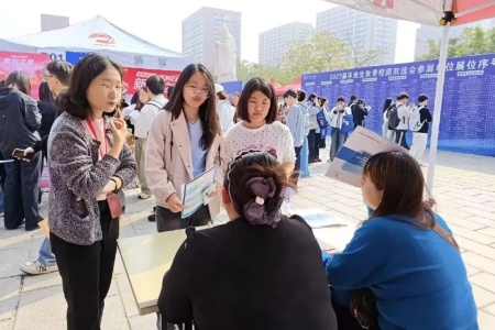 艺启金秋 职绘新程——保定理工学院艺术学院依托秋招平台助力学子迈好择业第一步
