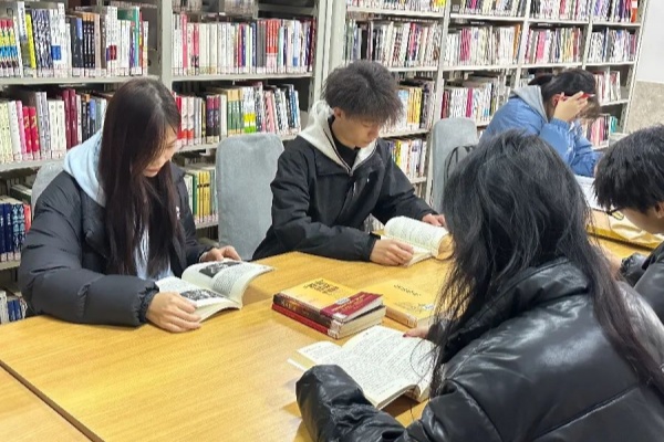 保定理工学院经济学院：图书馆里的