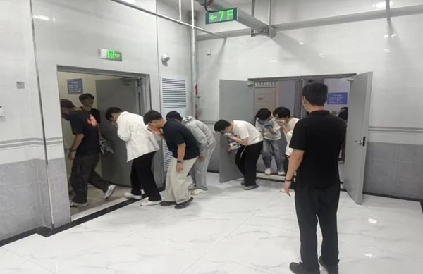 消防演练|保定理工学院|管理学院|生命至上，以练筑防