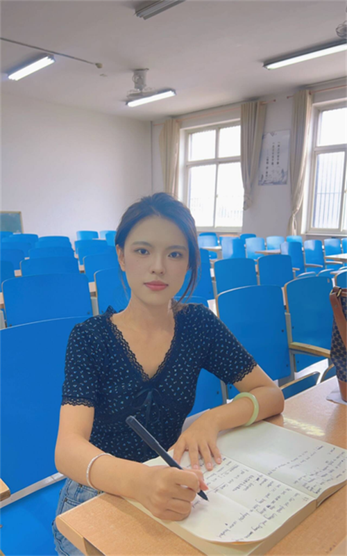 崔静