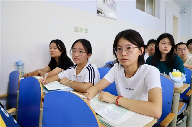 马克思主义学院组织开展 2025级新生弘扬伟大抗战精神 “思政第一课”活动