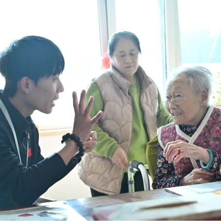 “艺暖养老院，爱润夕阳红”