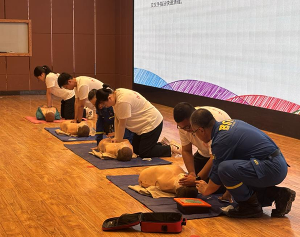 入学教育|保定理工学院|管理学院|2025级新生开学第一课：学急救知识，悟生命真谛，筑牢养成教育根基