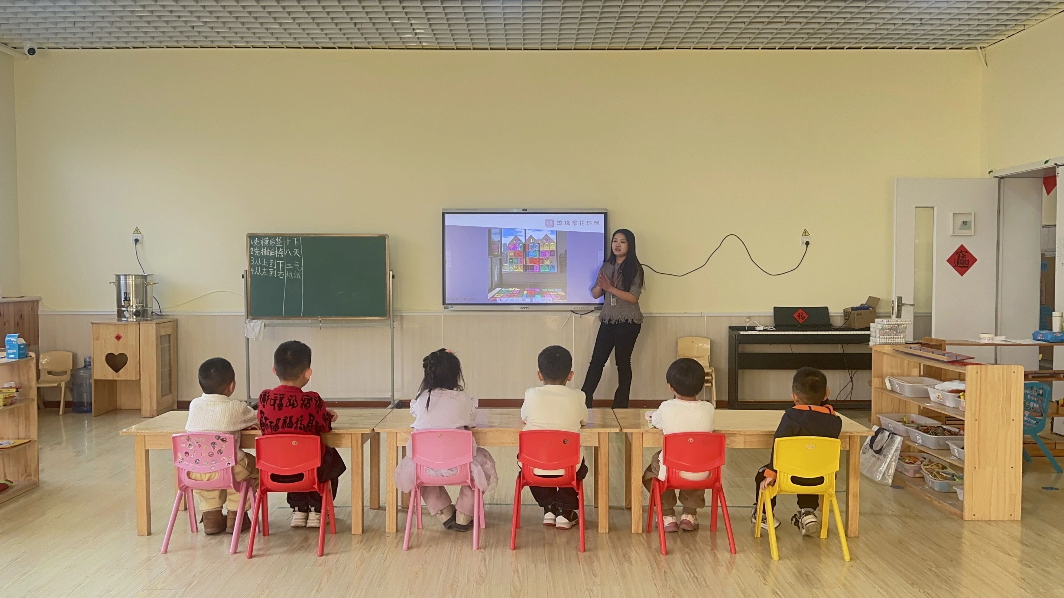 高校教师走进幼儿园——色彩实验室