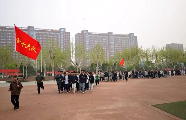 四月燃动青春 晨跑涵养学风|保定理工学院管理学院阳光体育活动启幕