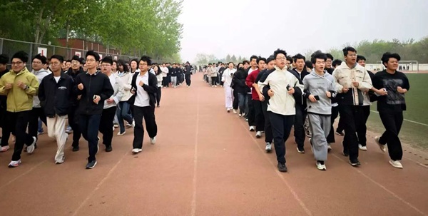 四月燃动青春 晨跑涵养学风|保定理工学院管理学院阳光体育活动启幕