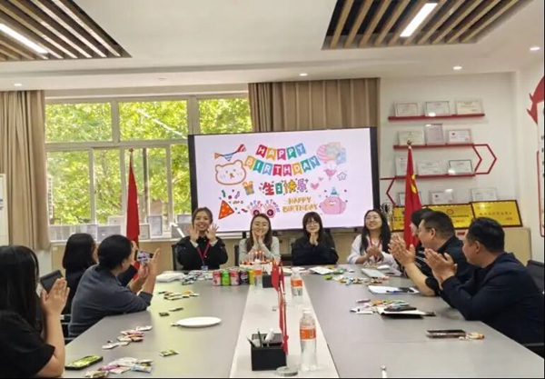 温情四月 暖心再续——管理科学与工程学院举办四月教职工集体生日会