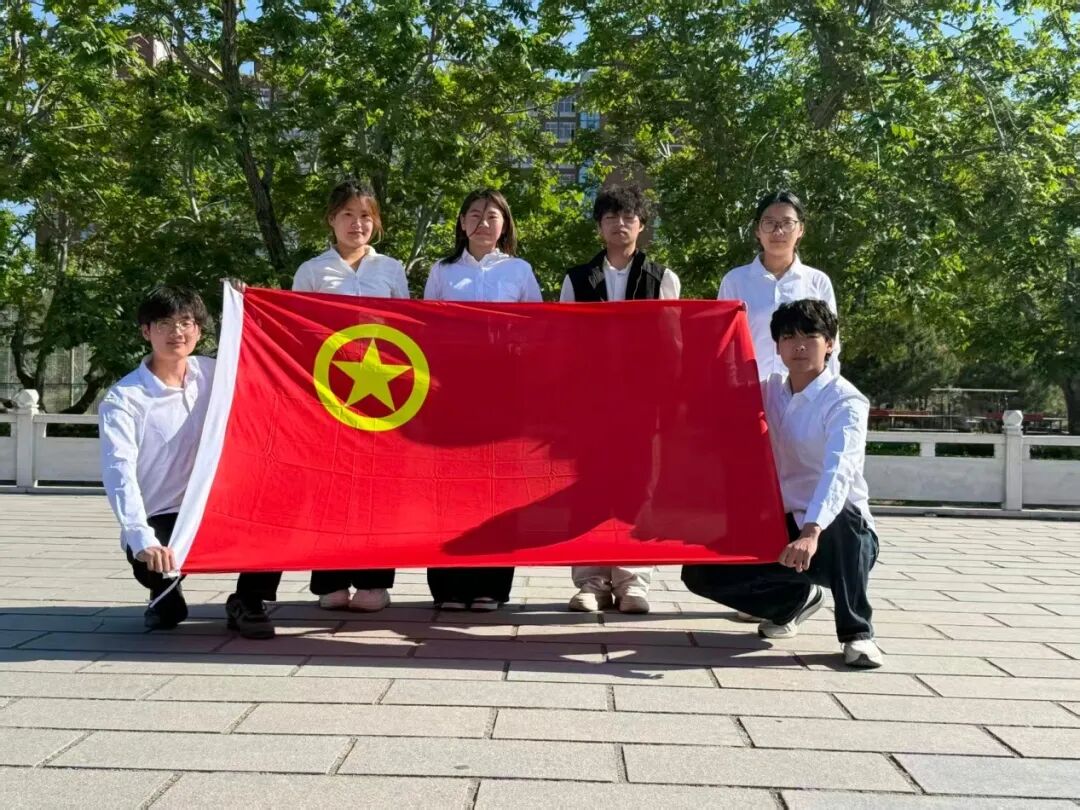 五四青年节——咔嚓！保理学子与团旗的青春同框