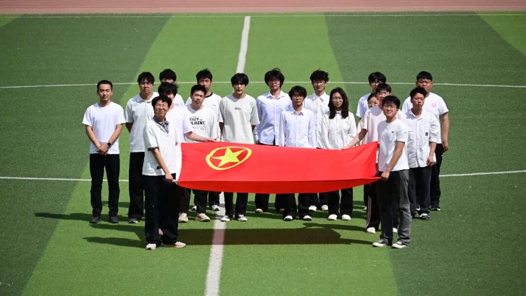 五四青年节——咔嚓！保理学子与团旗的青春同框